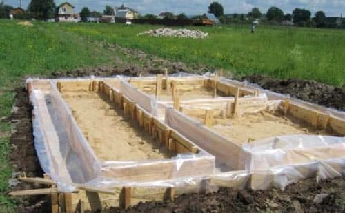 Дно и стены опалубки закрывают полиэтиленовой пленкой